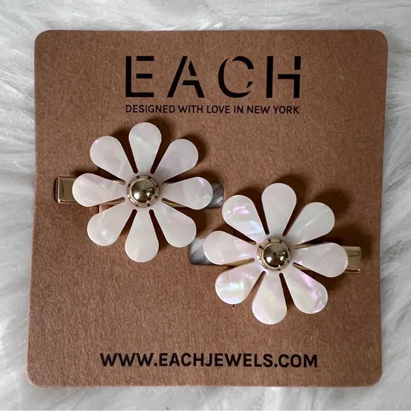 Each Daisy Hair Barrettes Floral Accessory - Picture 1 of 5